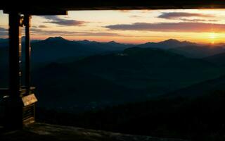 ai generado crepúsculo abrazo un sinfonía de colores terminado majestuoso montaña picos ai generado foto