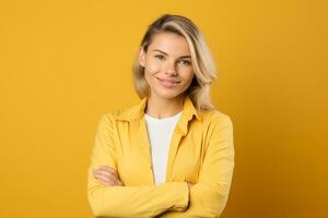 ai generado retrato de un hermosa joven mujer sonriente en aislado antecedentes brazo cruzado generativo ai foto