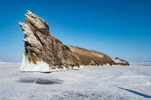 espectacular paisaje de el continuar cola rock situado a ogoy isla en congelado lago baikal en invierno estación. foto