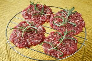 crudo picado hamburguesa carne con hierba y especia preparado para interrogatorio intenso foto