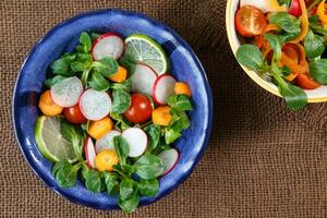 bochas de Fresco vegetal ensalada en yute mesa paño foto