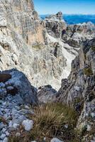 vista de los picos de las montañas brenta dolomitas. trentino, italia foto