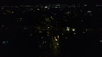 antenn se av upplyst stad under mörk natt och leva fyrverkeri på ny år natt över luton, England Storbritannien. januari 1:a, 2024 video