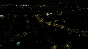 Antenne Aussicht von beleuchtet Stadt während dunkel Nacht und Leben Feuerwerk auf Neu Jahre Nacht Über Luton, England Vereinigtes Königreich. Januar 1, 2024 video