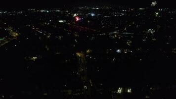 aereo Visualizza di illuminato città durante buio notte e vivere fuochi d'artificio su nuovo anni notte al di sopra di lutone, Inghilterra UK. gennaio 1°, 2024 video