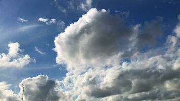más hermosa y rápido Moviente dramático nubes y cielo terminado Inglaterra Reino Unido video