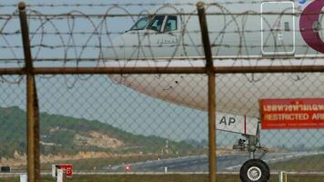 boeing 777 do Catar companhias aéreas taxiando video