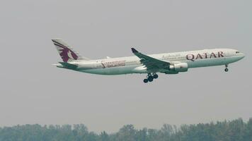 airbus a330 Qatar airways atterraggio video