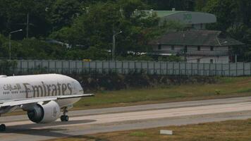 Emirates boeing 777 rullaggio a Phuket aeroporto video