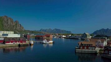 aéreo Visão do pitoresco pescaria Cidade do reinar em lofoten ilhas dentro Noruega, popular turista destino em ensolarado verão dia. 4k video