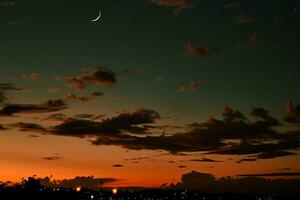 ai generado un noche cielo con nubes y un creciente foto