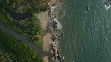 top visie van de rotsachtig kust van sri lanka video