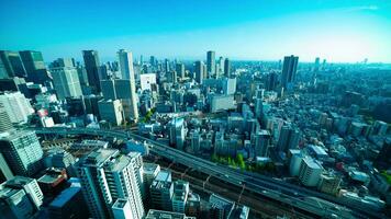 un' crepuscolo lasso di tempo di panorama paesaggio urbano vicino il ferrovia nel osaka largo tiro inclinazione video