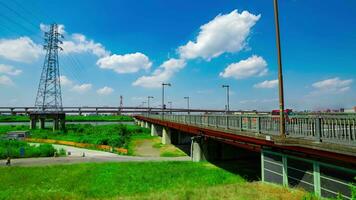 un' lasso di tempo di traffico marmellata a il urbano strada vicino il fiume largo tiro Ingrandisci video