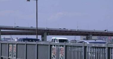 un' traffico marmellata a il centro strada e autostrada teleobiettivo tiro video