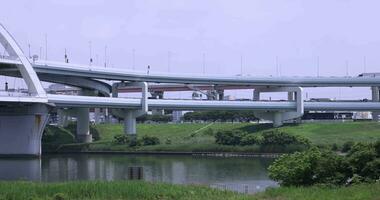 un tráfico mermelada a el céntrico calle y autopista telefotográfico Disparo video