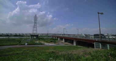 un' traffico marmellata a il urbano strada vicino il fiume largo tiro panning video