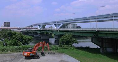 un tráfico mermelada a el autopista y ferrocarril en tokio amplio Disparo video