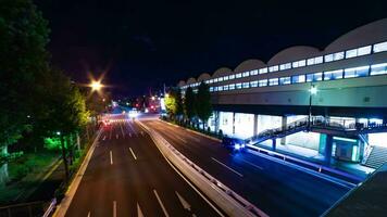 un' notte lasso di tempo di traffico marmellata a il centro strada nel tokyo largo tiro inclinazione video