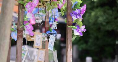 ein Wind Glockenspiel schwankend im Sommer- Tag Zeit video