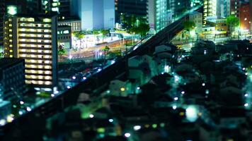 un noche lapso de tiempo de miniatura paisaje urbano en Osaka alto ángulo enfocar video
