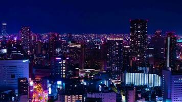 een nacht timelapse van panoramisch stadsgezicht in Osaka hoog hoek zoom video