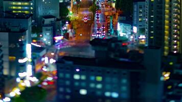 een nacht timelapse van miniatuur verkeer jam in Osaka hoog hoek pannen video