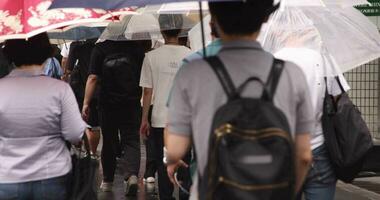 un lento movimiento de caminando personas a el ciudad calle en nishishinjuku tokio video