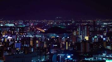 een nacht timelapse van stadsgezicht in de buurt kyocera koepel in Osaka telefoto schot video