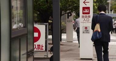un' a piedi persone gamba a il città strada nel nishishinjuku tokyo teleobiettivo tiro video