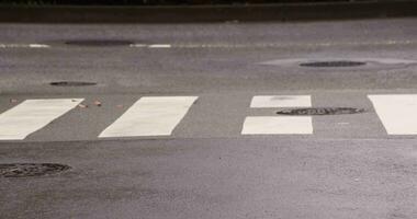 un' lento movimento di a piedi persone gamba a il città strada nel tokyo teleobiettivo tiro video