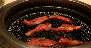 Japans stijl bbq yakiniku met wagyu rundvlees gesneden dichtbij omhoog handheld schot video