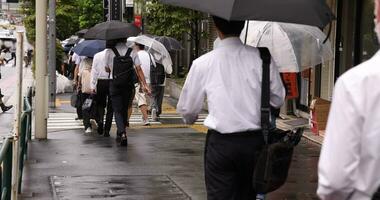 un lento movimiento de caminando personas a el ciudad calle en nishishinjuku tokio video