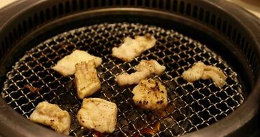 Japans stijl bbq yakiniku met wagyu rundvlees gesneden dichtbij omhoog handheld schot video