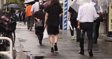 un lento movimiento de caminando personas a el ciudad calle en nishishinjuku tokio video