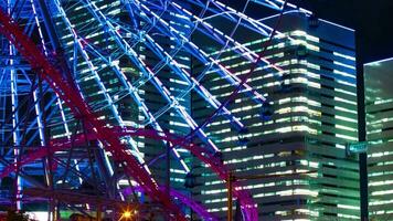 un noche lapso de tiempo de giratorio ferris rueda en Yokohama telefotográfico Disparo video