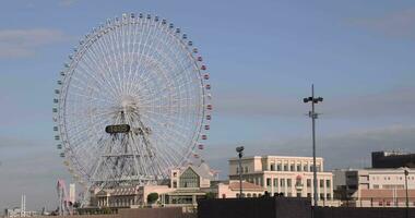 en roterande ferris hjul på de urban stad i yokohama video