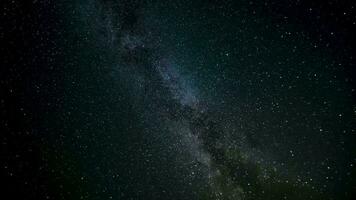 espaço de tempo do comovente a leitoso caminho dentro noite céu. 4k video