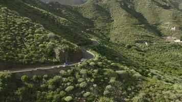 Antenne Aussicht von Autos Fahren entlang ein schön Berg Straße auf das Insel von Tenerife im das Spanisch Kanarienvögel. Reise und Abenteuer Konzept. 4k video