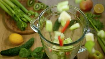 Gemüse fallen im Mixer, Super schleppend Bewegung. Grün Smoothie im Mixer, oben Sicht. gesund und Vegetarier Essen Konzept video