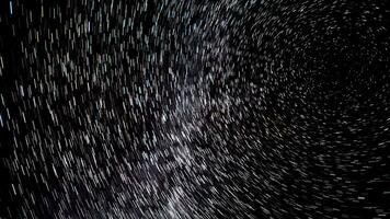 tid upphöra av stjärna spår i de natt himmel. stjärnor flytta runt om en polär stjärna video