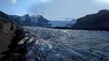 voar sobre a svnafellsjkull geleira dentro Islândia. Skaftafell nacional parque. gelo e cinzas do a vulcão textura panorama. 4k video