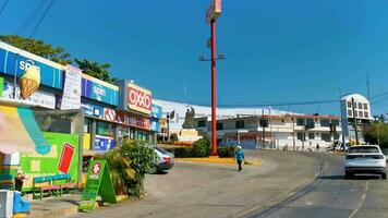 porto escondido Oaxaca México 2023 típica lindo colorida turista rua calçada cidade porto escondido México. video