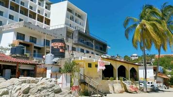 porto escondido Oaxaca México 2023 típica lindo colorida turista rua calçada cidade porto escondido México. video