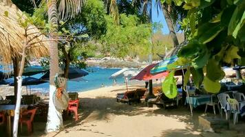 puerto escondido Oaxaca Mexiko 2023 Palmen Sonnenschirme Sonne Liegen Strand Menschen Zikatela puerto escondido Mexiko. video