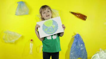 niña activista participación pintado imagen de tierra. el plastico basura naturaleza contaminación. salvar ecología video