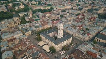 aéreo zumbido vídeo de europeo ciudad lviv, Ucrania. rynok cuadrado, central pueblo sala, dominicano Iglesia video