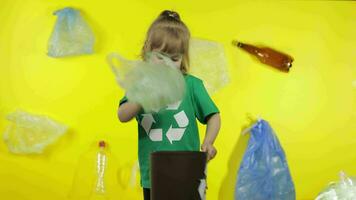 menina ativista coleta celofane pacotes e colocar eles dentro bin jogar fora. Lixo plástico natureza poluição video