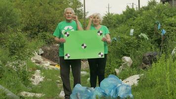 anziano volontario squadra detiene protestare croma chiave manifesto. ridurre natura spazzatura plastica inquinamento video