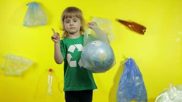 niña activista hace tierra globo gratis desde el plastico paquete. reducir basura contaminación. salvar ecología video